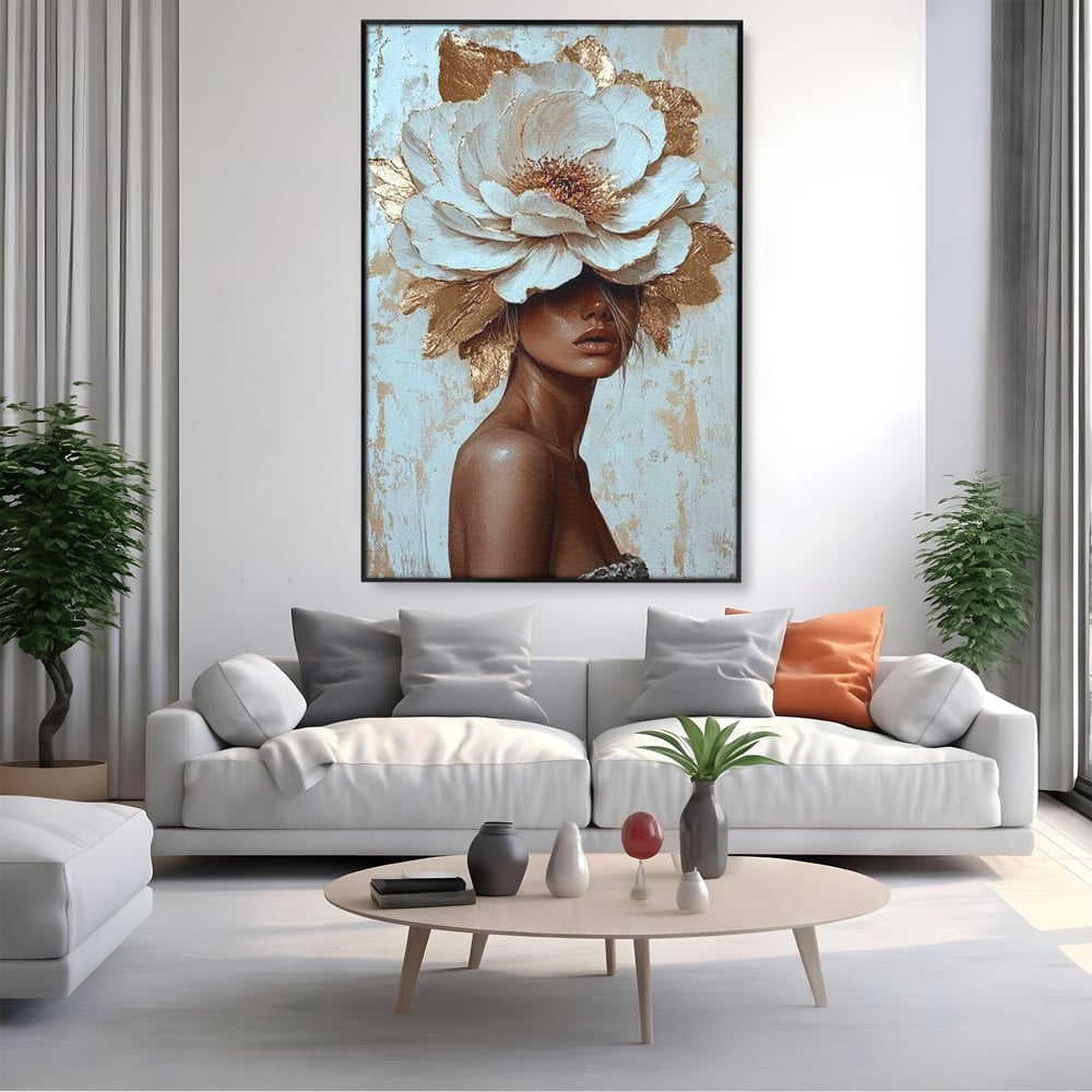 Tablou canvas cu tablou canvas cu portret si floare aurie, in rama de aluminiu negru, pe perete intr-un living